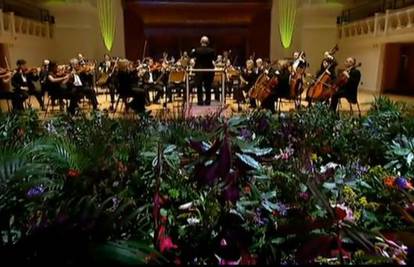 Kraljevski orkestar svirao 45 minuta dvorani punoj cvijeća