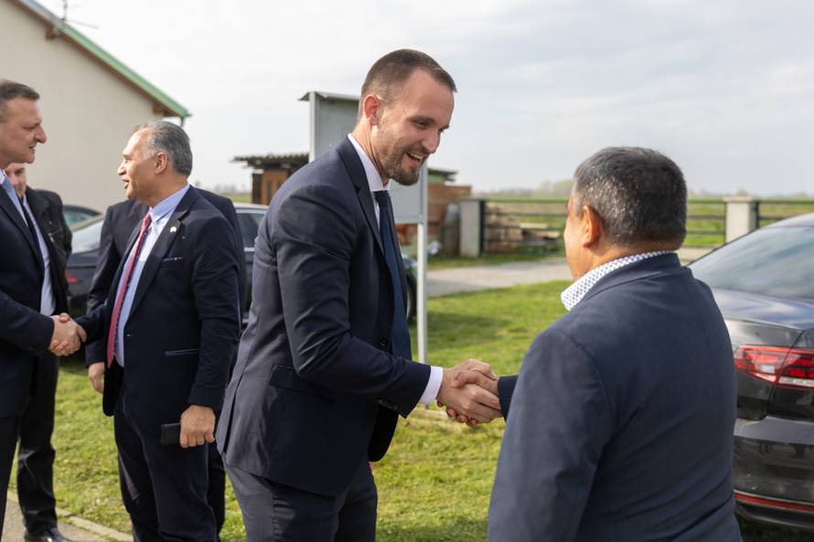 Beli Manastir: Ministar regionalnoga razvoja i fondova EU Šime Erlić obišao je Romsko naselje u Dardi i Romski društveni centar
