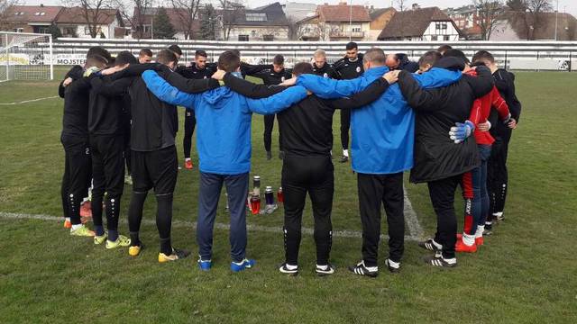 Tišina, tuga i bol: Nogometaši Marsonije pomolili se za Brunu