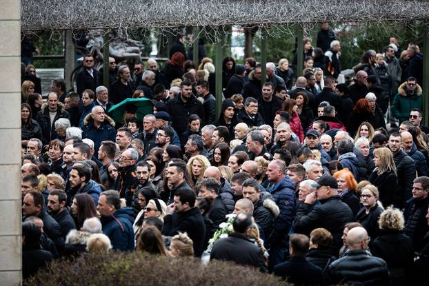 Velik broj ljudi na posljednjem ispraćaju Igora Nešića na groblju Lovrinac