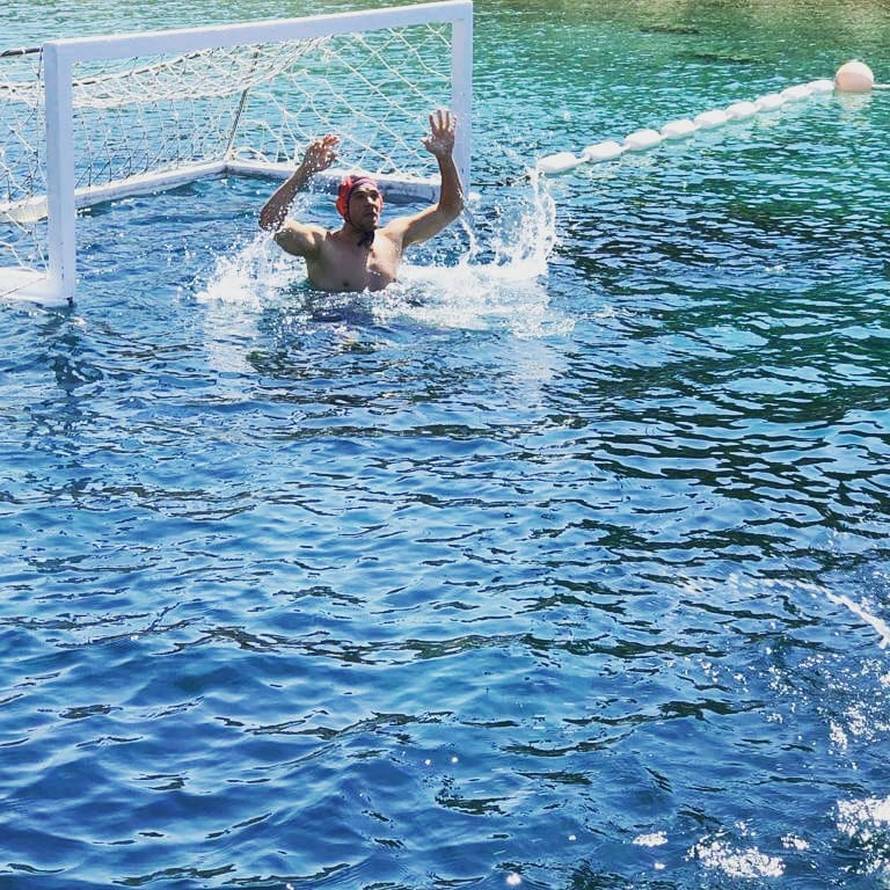 Neuer postao vaterpolist: Nikša Dobud mu dao kapicu s logom Bayerna pa testirao vještine...