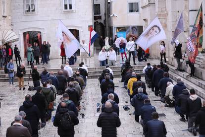 Split: Muškarci okupljeni na molitvi krunice na Peristilu