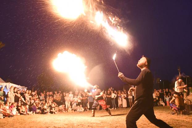 Nastup gutača vatre na Renesansnom festivalu u Koprivnici