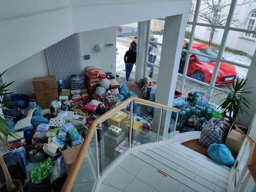 Iz Njemačke stiže još kombija i kamiona punih stvari: 'Čovjek je s dizalicom otišao za Petrinju'