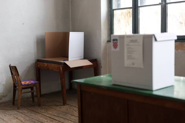 Škola u Željeznom Žumberačkom odavno se ne koristi, ali danas je otvorena zbog izbora