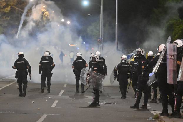 Policija i vojska suzavcima rastjerala okupljene prosvjednike u Novom Beogradu