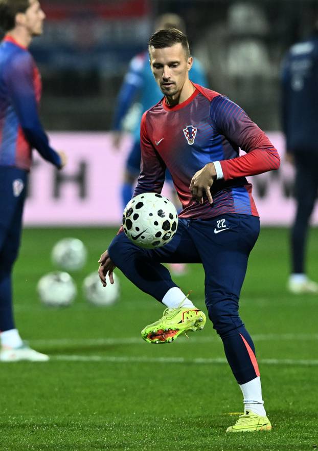 Rijeka: Zagrijavanje nogometaša uoči početka utakmice između Hrvatske i Farskih otoka u kvalifikacijama za FIFA Svjetsko prvenstvo