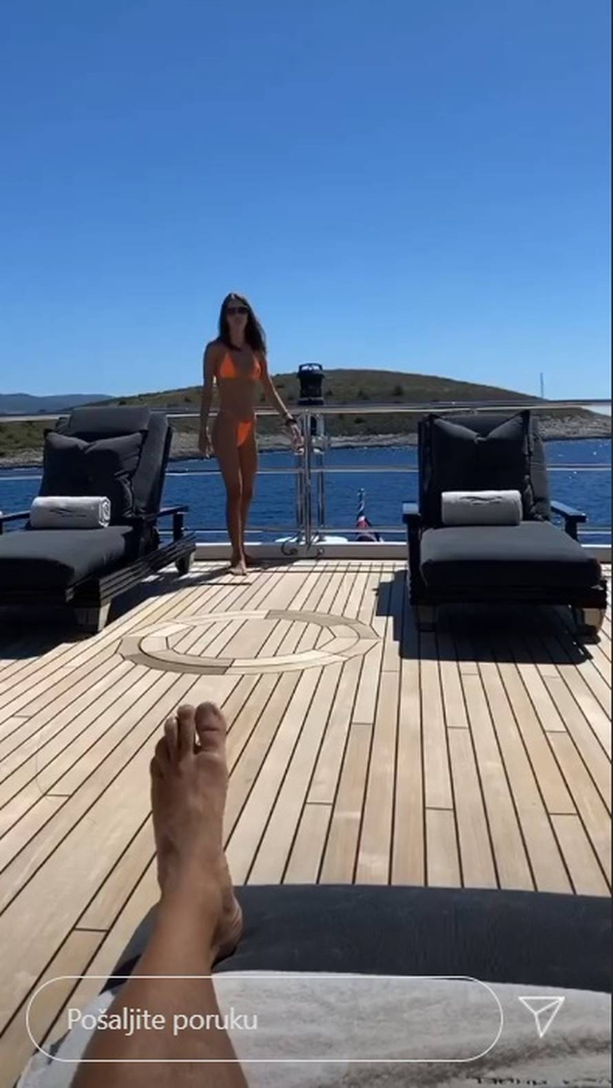 Brod pohote: Milijunaš snima svoje gole cure i časti ih jelom