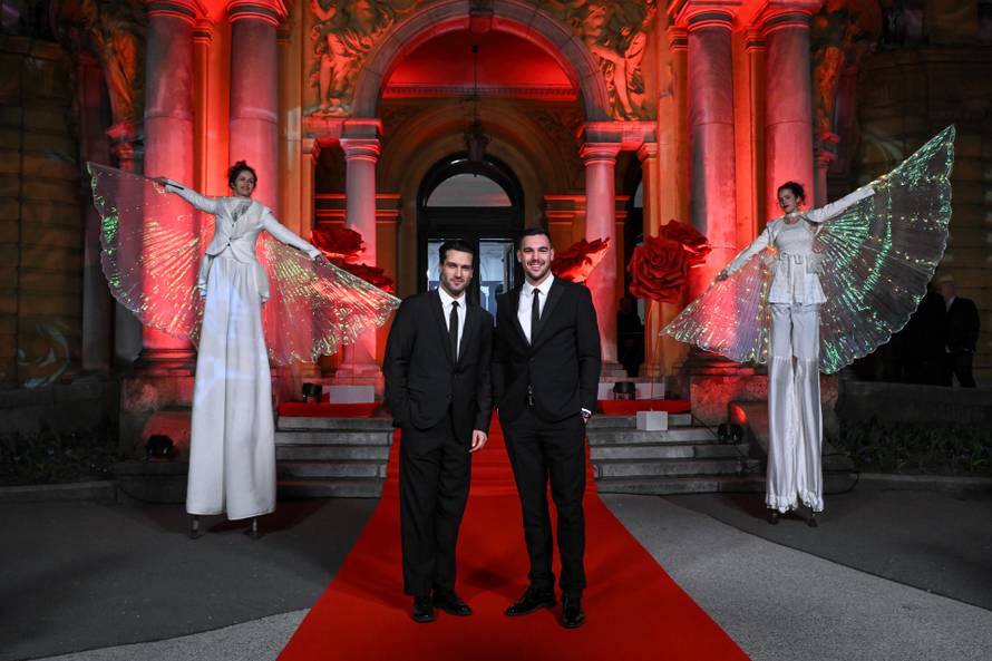 Zagreb: Dolazak uzvanika na dodjelu medijske nagrade "Večernjakova ruža" u Hrvatskom narodnom kazalištu