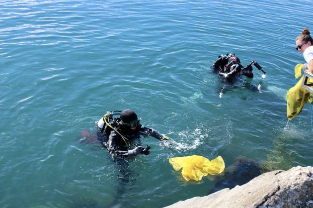 FOTO Pogledajte što su ronioci izvukli iz mora na eko akciji u Splitu: Sve je puno smeća...