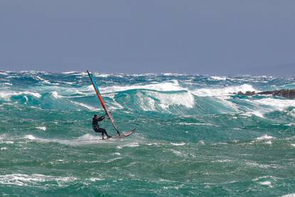 Kajteri i surferi uživaju u svojim izvedbama u valovitom moru