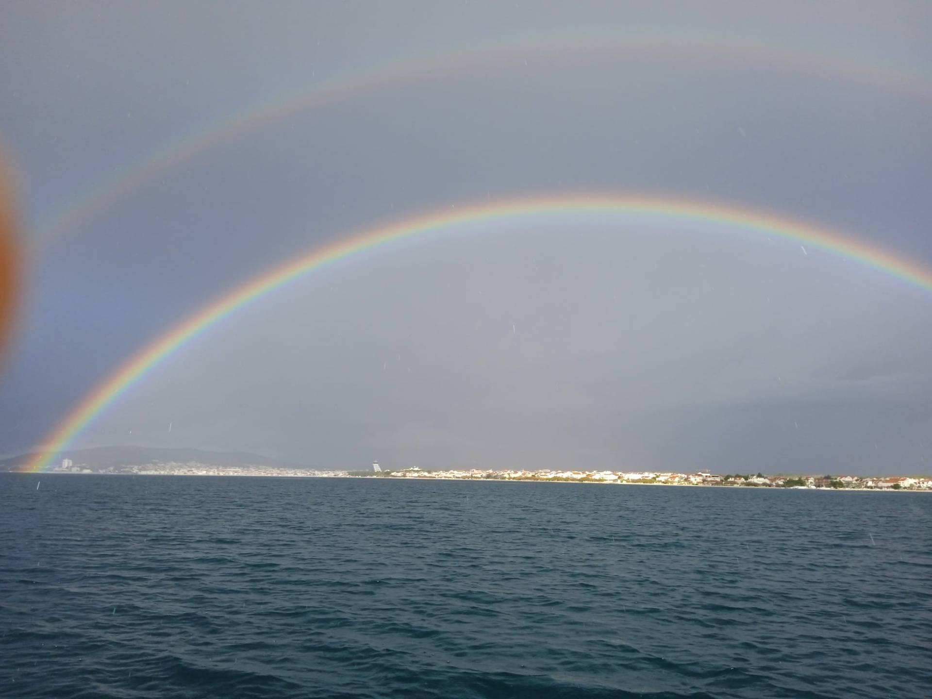 FOTO Pogledajte spektakularnu dugu koja 'isijava' iz zvonika