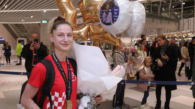 Split: U zračnoj luci održan doček Lene Stojković, prvakinje svijeta u taekwondou