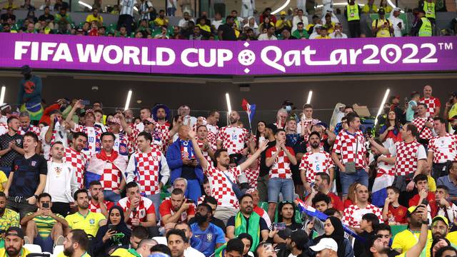 KATAR 2022 - Navijači na stadionu tijekom utakmice Hrvatske i Brazila u četvrtfinalu Svjetskog prvenstva u Katru