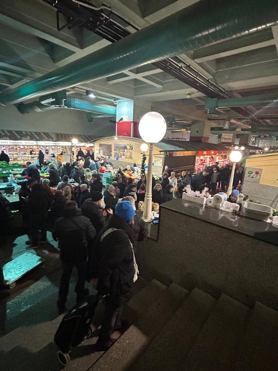 FOTO Gužva na tržnici Dolac: Najviše se kupuju odojci i zelje, a ovo su novogodišnje cijene...