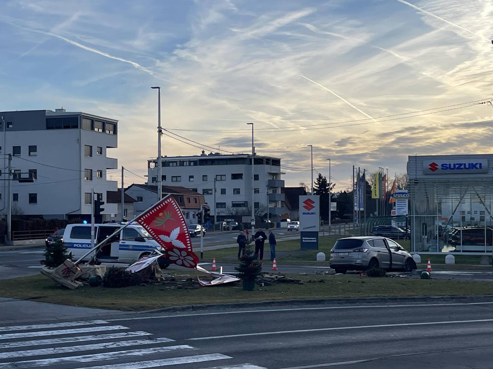 Krš i lom u Velikoj Gorici: Autom velikom brzinom sletio u ukrase i slomio  turopoljsku podgutnicu