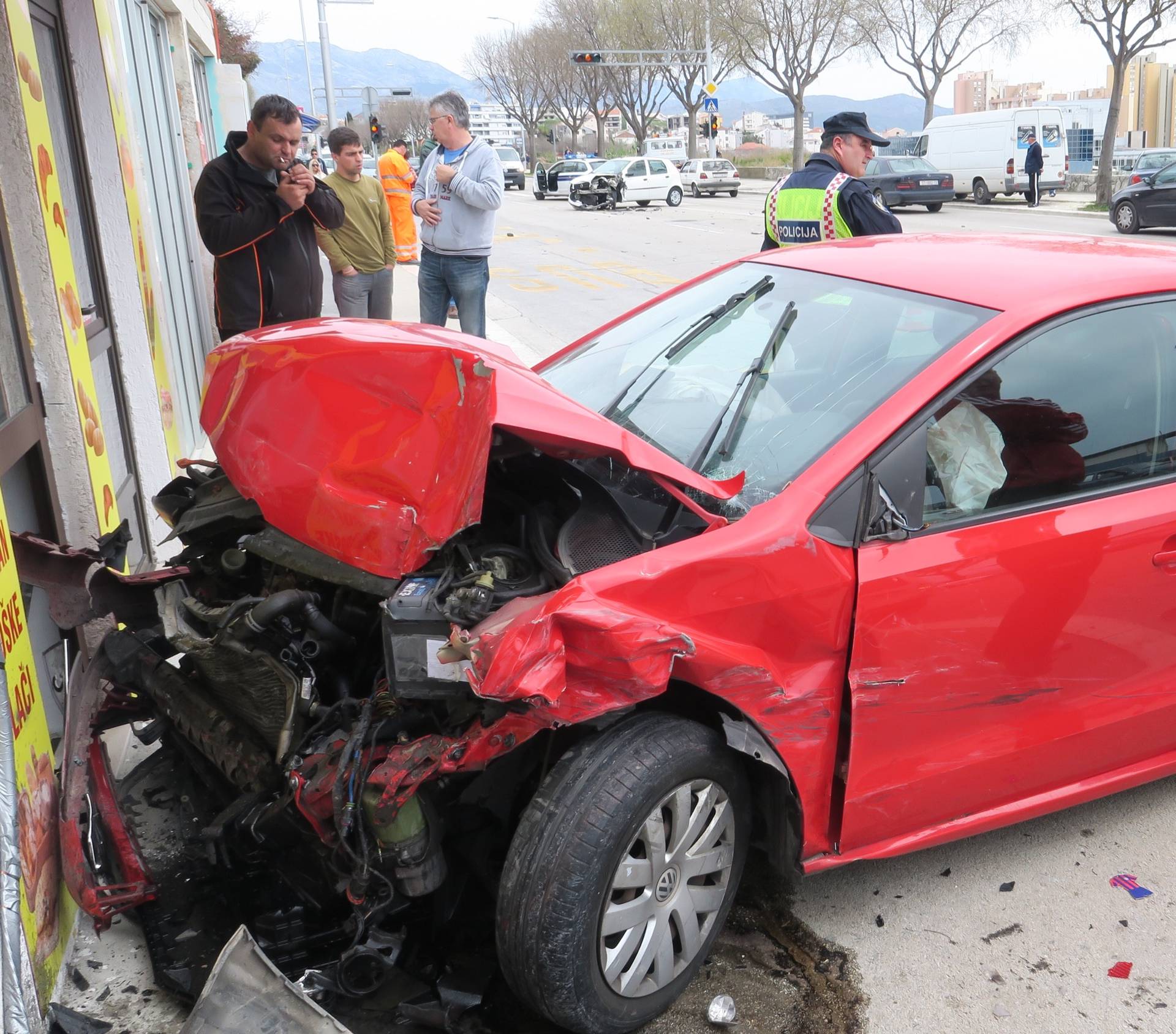 Automobilom se zabio u izlog pekare, ozlijeđeno troje ljudi