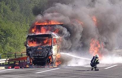 FOTO Strava na autocesti kod Modruša: U potpunosti izgorio kamion, policija otkrila uzrok