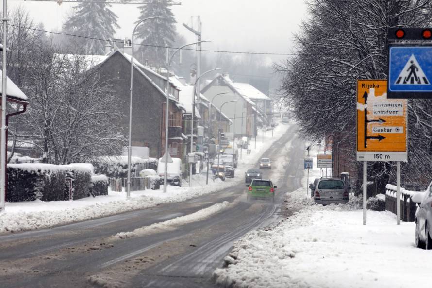 Delnice: Snijeg otežava promet kroz Gorski kotar