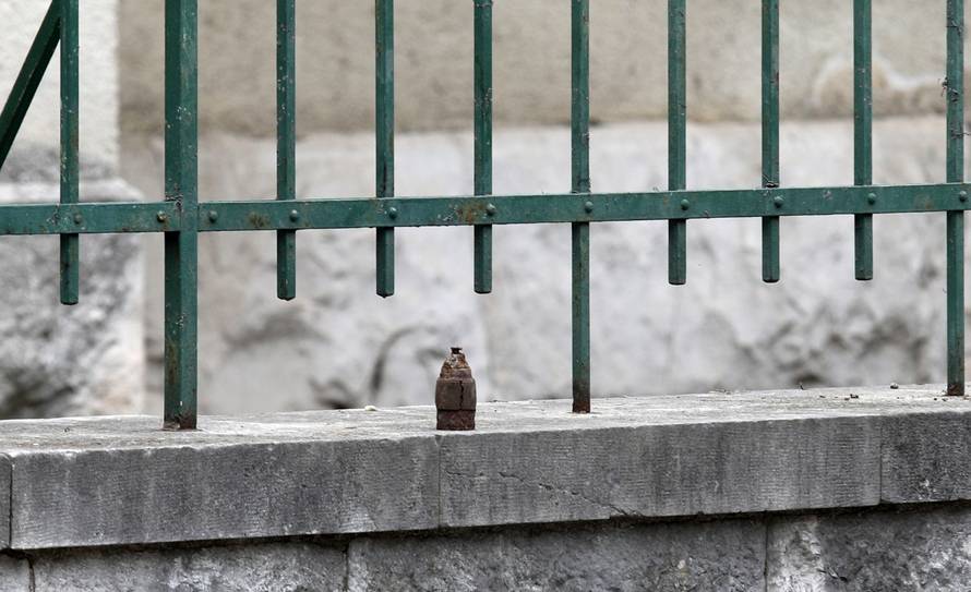 Policija ispred šibenskog SDP-a gdje je netko kod ulaza ostavio eksplozivnu napravu 'zvončić'