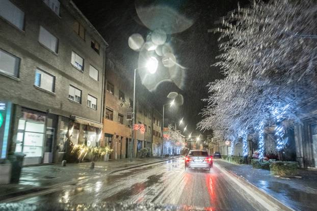 U Kninu je počela padati ledena kiša