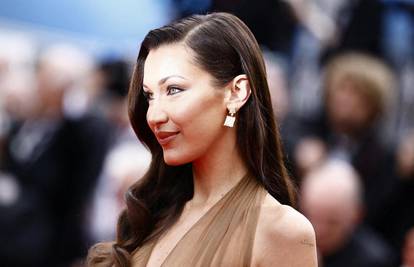 Bella Hadid privukla poglede u Cannesu: Ispod prozirne uske haljine nije nosila grudnjak...