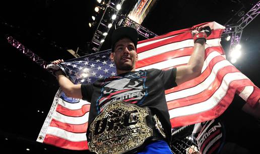 Chris Weidman obranio titulu, Cormieru Joneosv UFC pojas