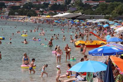 Plaža u Baškoj prepuna je kupača