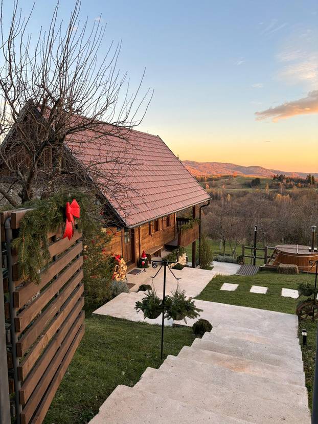 FOTO Ova kuća blizu Zagreba pravi je raj - filmove možete gledati iz bačve za kupanje!