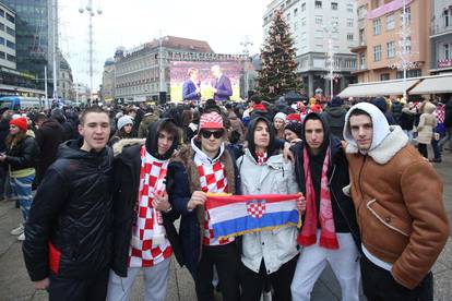 Zagreb: Navijači spremni za gledanje utakmice između Hrvatske i Maroka na Trgu bana Josipa Jelačića