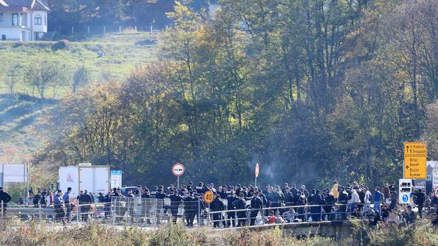 Stotinjak migranata vratili iz Bihaća u vojarnu u Sarajevo