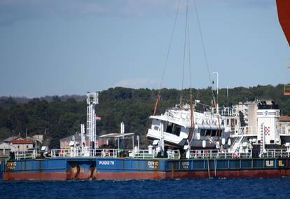 Turistički brod Brijunka dotegljen u Uljanik