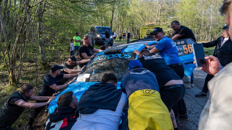 200 FOTKI S WRC RELIJA Hrvate izvlačili iz jarka, utrke gledali i uz kobasice, roštilj i tamburaše