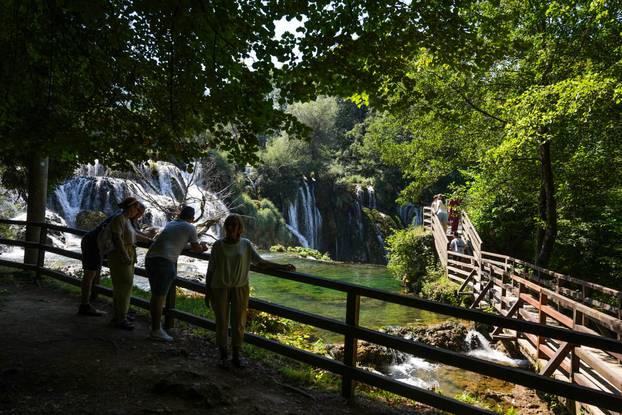 Martin Brod, slikovito naselje smješteno na ušću rijeke Unac u Unu