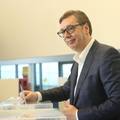 Vučić na biralištu: Obožavam hrvatske medije, kad god me napadnu, dignu mi moral