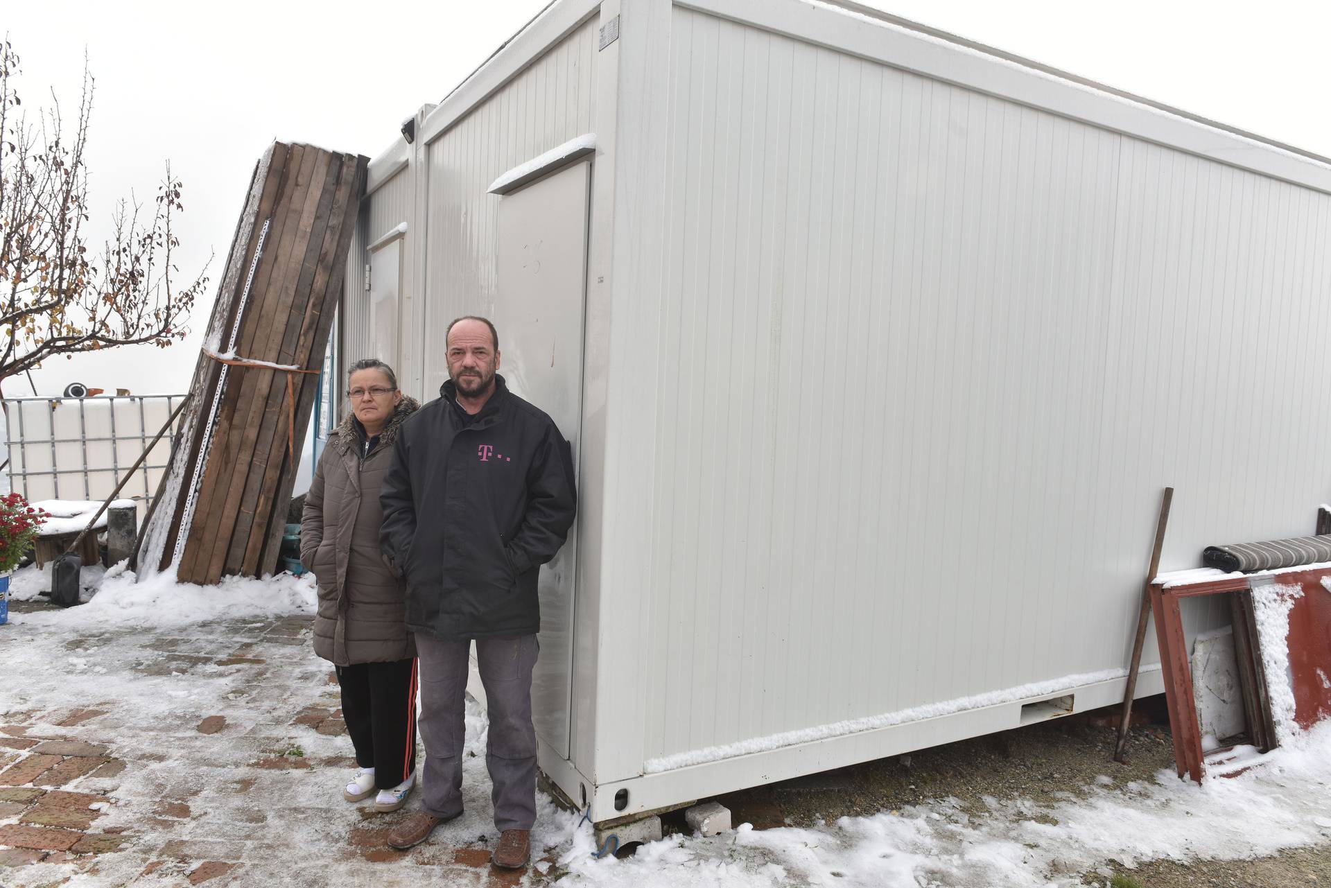 Trojčeki iz Čučerja dobili još dva kontejnera: 'Do tuša kroz zimu'