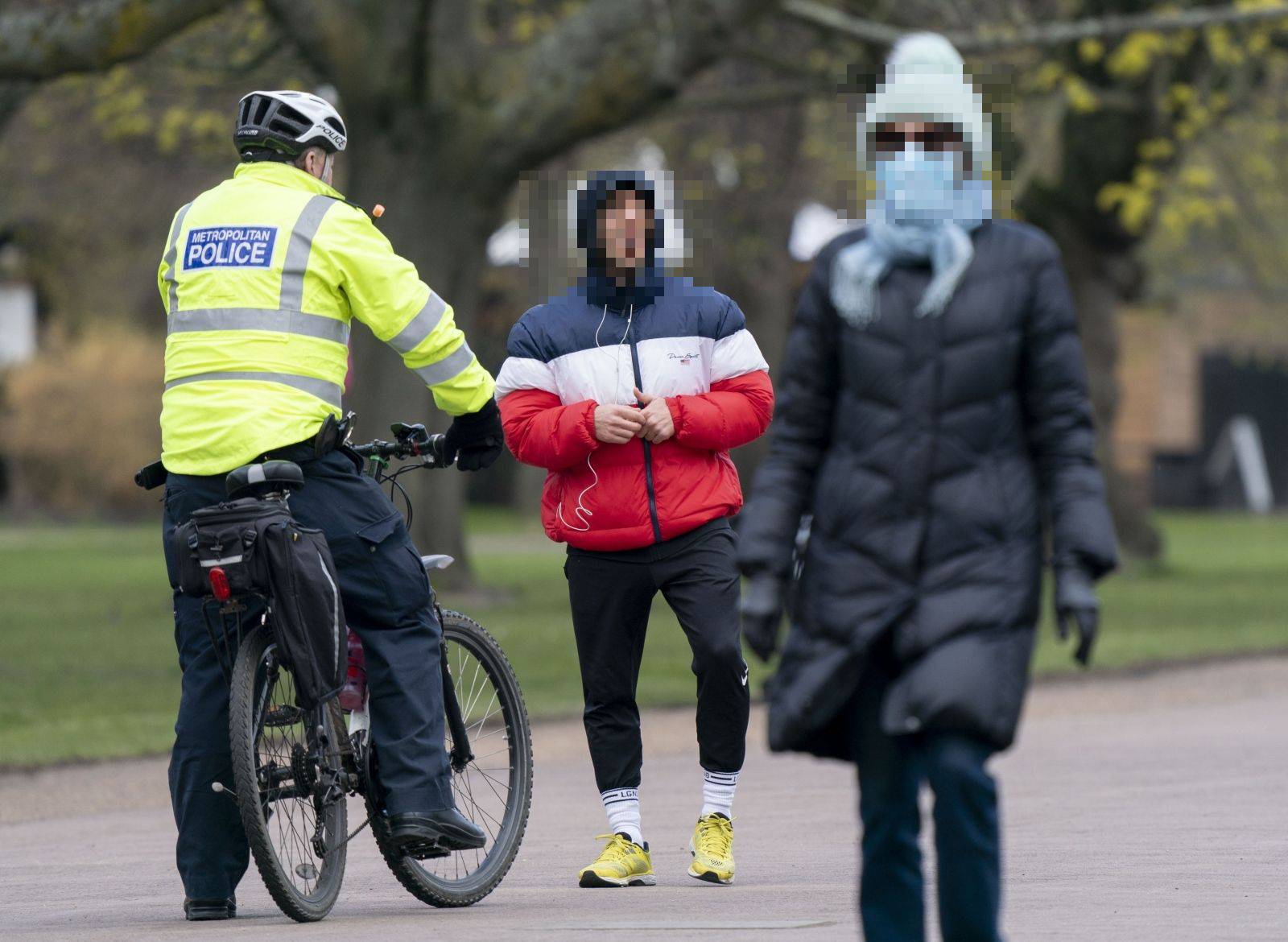 Zakašljao se prema policajcu, dobio je šest mjeseci zatvora