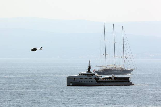 Jahte Jeffa Bezosa, Kora i Abeona, usidrene ispred Čiova