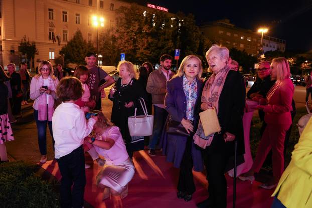 Zagreb: Osvjetljavanje pročelja Glavnog kolodvora u znak borbe protiv raka dojke
