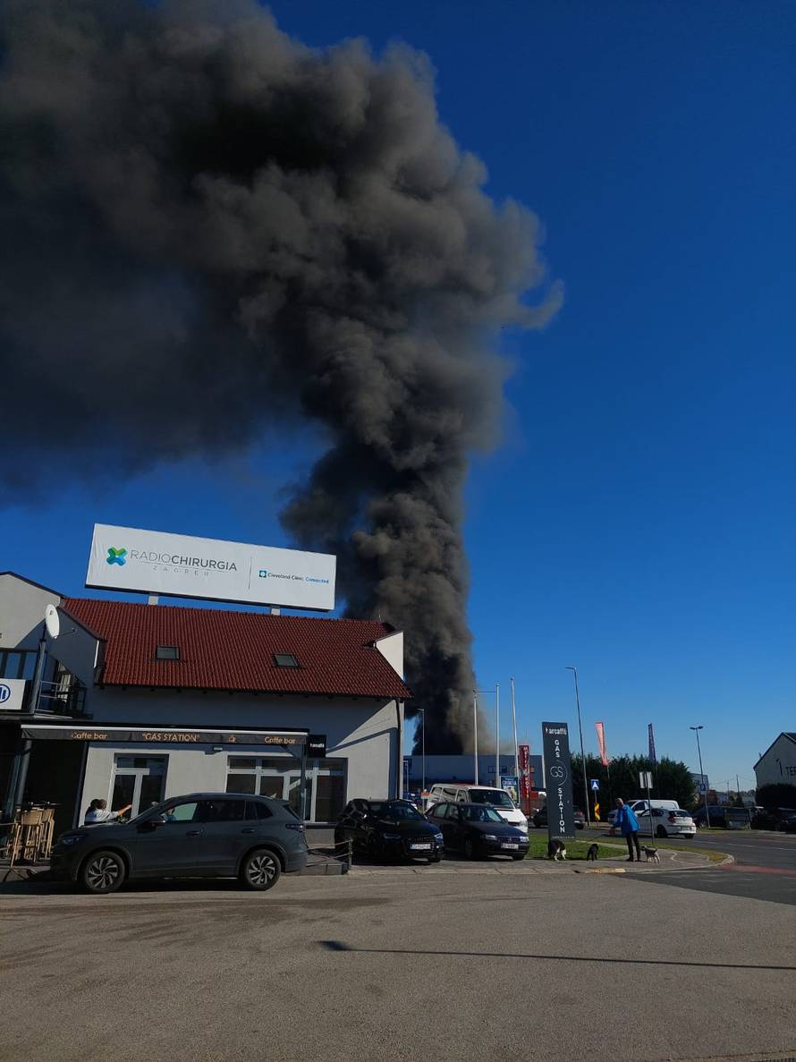 FOTO/VIDEO Još se dimi u Sv. Nedelji: 'Nije opasno za ljude'