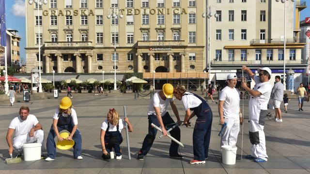 Zagreb: Performans glumaca kazališta Moruzgva uoči premijere predstave "Majstori"