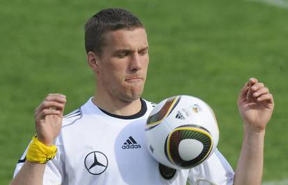 Lukas Podolski na "meti" je Milana i Borussije Dortmund