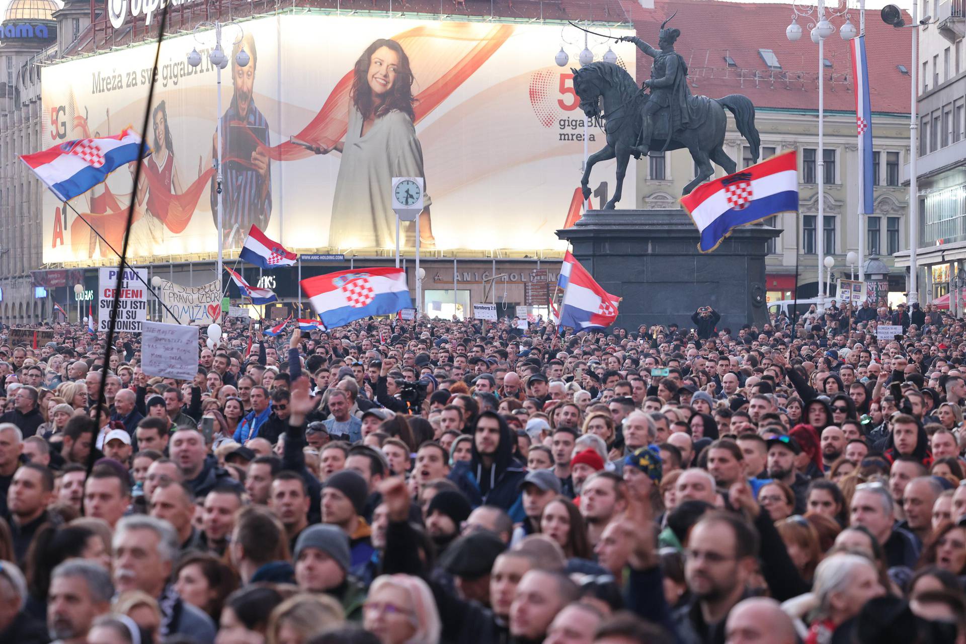 Veliki prosvjed u Zagrebu protiv COVID potvrda okupio tisuće prosvjednika