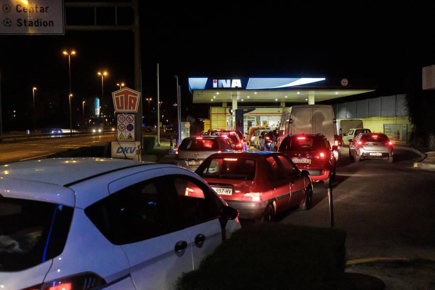 Gužve na benzinskim postajama uoči sutrašnjeg porasta cijena goriva