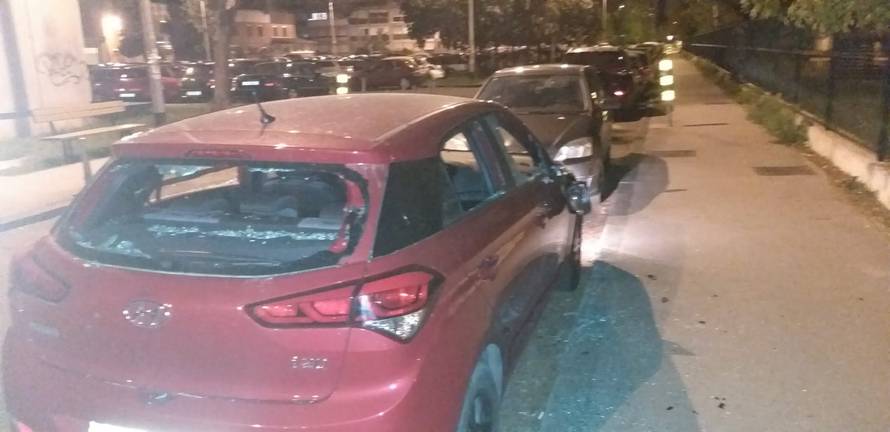 Utrine: Vandali palicama razbili auto i pobjegli, stanari ih vidjeli