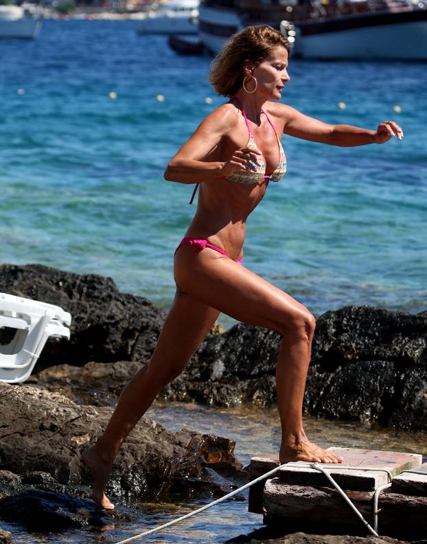 ARHIVA - 2010. Hvar: Pipi djevojka Ana Sasso s prijateljicama uživa u kupanju i sun?anju