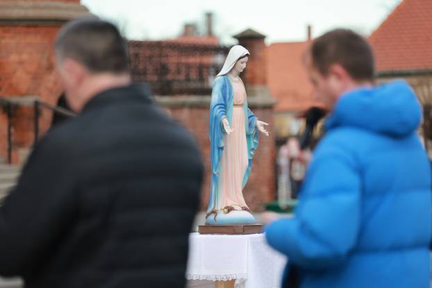Performans Tiha misa ispred katedrale u Đakovu