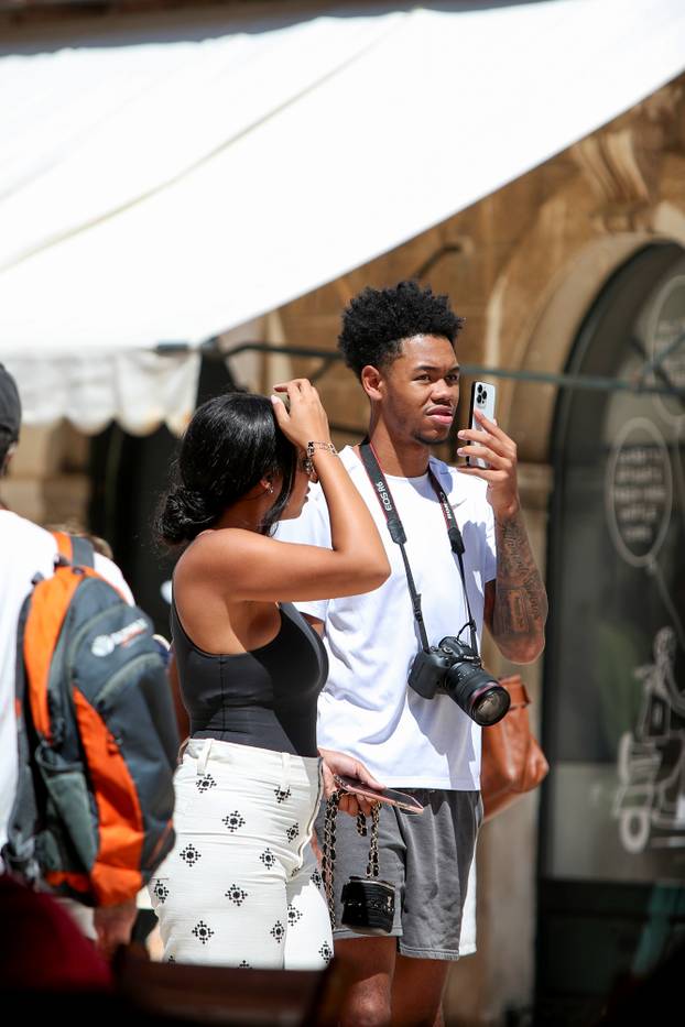 Dubrovnik: Košarkaš  Portland Trail Blazersa  Anfernee Simons s djevojkom u šetnji 