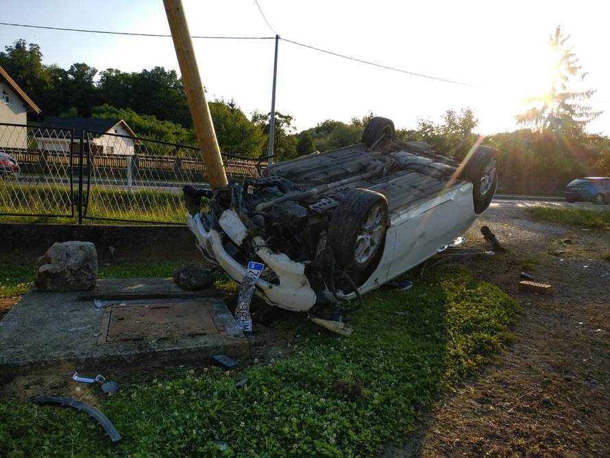 Sjekao zavoj? Alfom se zabio u Corsu pa se prevrnuo na krov