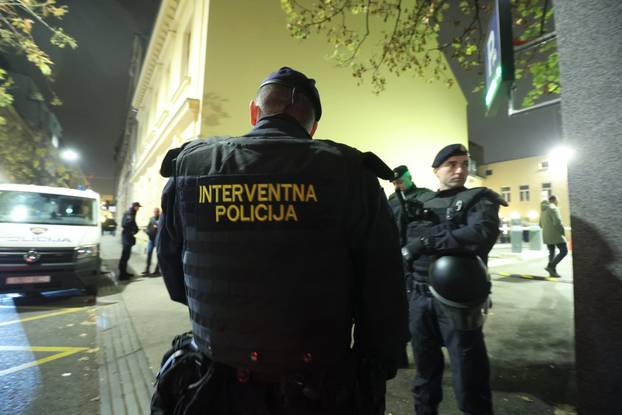 Zagreb: Maskirani muškarci otpjevali svoje ispred Srpskog kulturnog centra i razišli se nakon dolaska interventnih policajaca